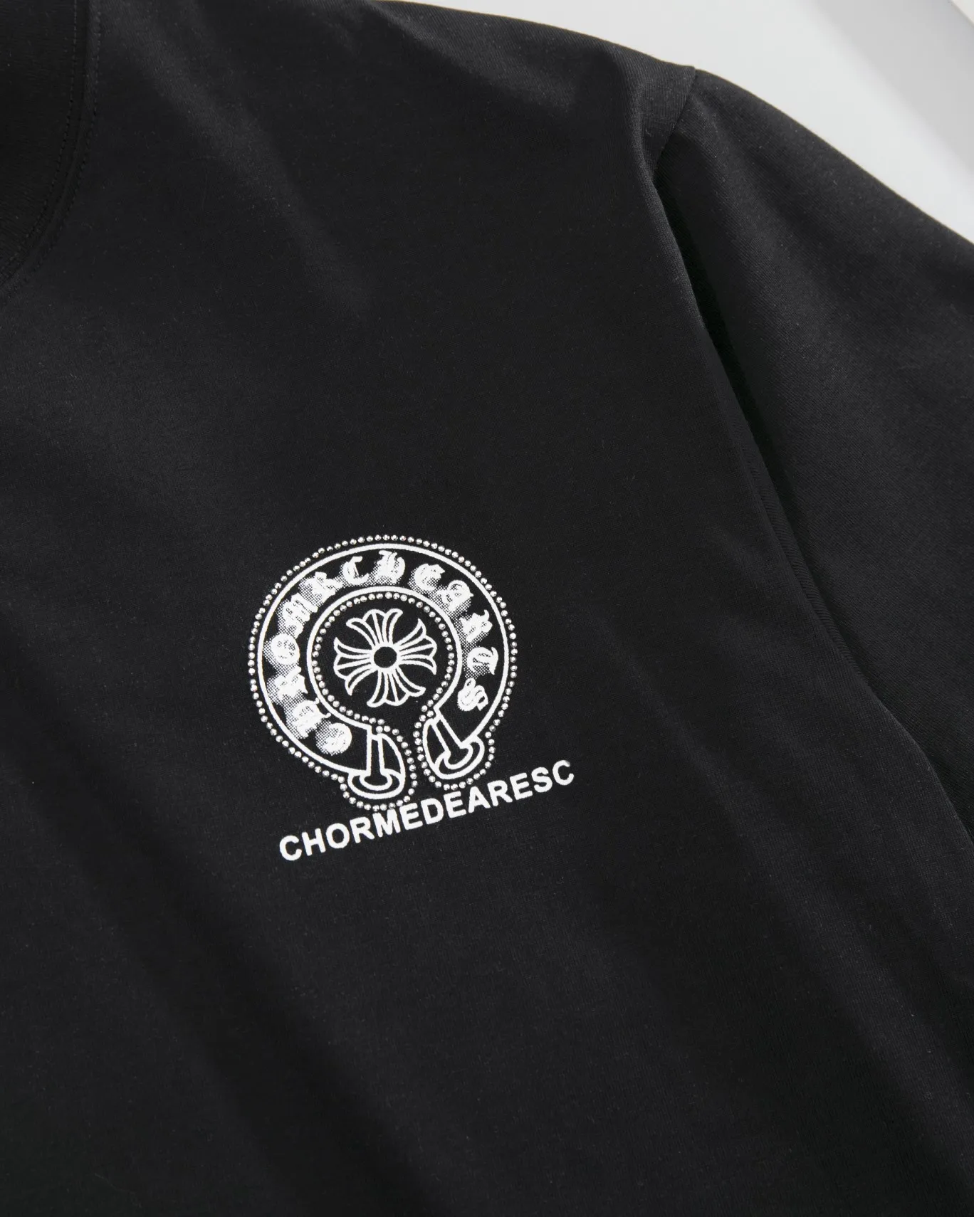 P190 CHROME HEARTS hot-drilled short-sleeved T-shirt. The front and rear panels are marked with high-end hot-drilled flower craftsmanship. The fabric is comfortable and soft, and the high-end washing water is used. The ribs are customized and dyed in the same cylinder. Three standards are complete, the official website is synchronized, and the original mold is opened. The same style for men and women. It is also a practical item that is necessary for daily use. Color: Black White Pink Size: S M L XL